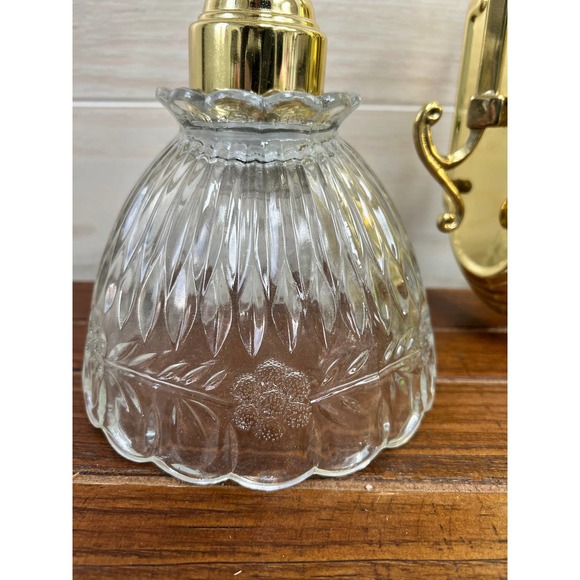 Vintage Brass Hollywood Wall Sconce Light with Scalloped Glass Shade - Picture 5 of 10